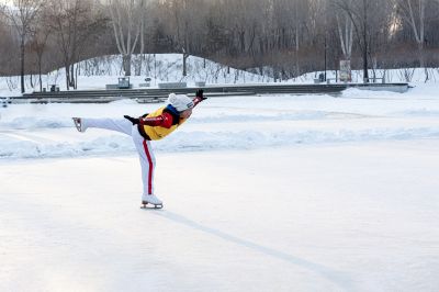 体育公园群众上冰雪 滑冰 与冰雪共舞