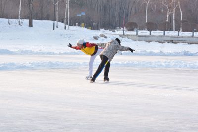 体育公园群众上冰雪 滑冰 与冰雪共舞
