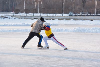 体育公园群众上冰雪 滑冰 与冰雪共舞