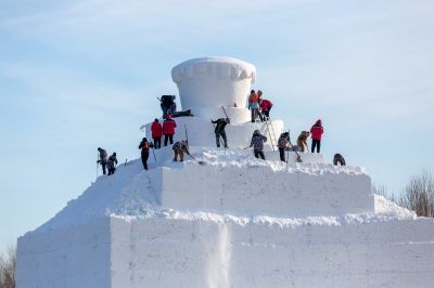 太阳岛巨型雪雕雪人先生开始雕刻