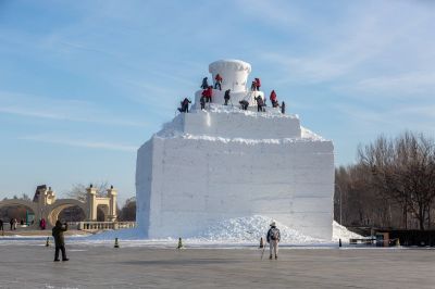 太阳岛巨型雪雕雪人先生开始雕刻