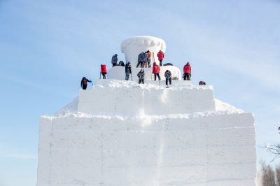 太阳岛巨型雪雕雪人先生开始雕刻