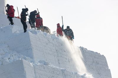 太阳岛巨型雪雕雪人先生开始雕刻