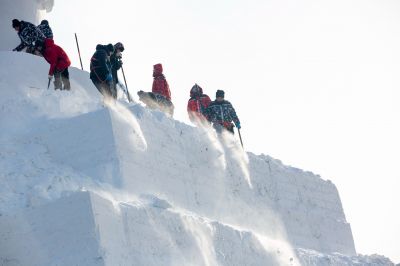 太阳岛巨型雪雕雪人先生开始雕刻