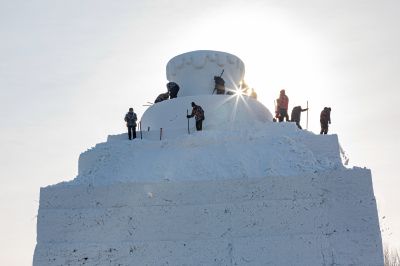 太阳岛巨型雪雕雪人先生开始雕刻