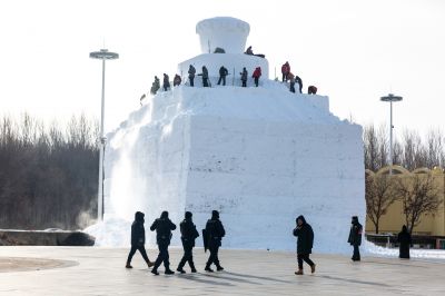 太阳岛巨型雪雕雪人先生开始雕刻