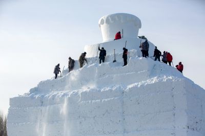 太阳岛巨型雪雕雪人先生开始雕刻