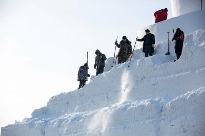 太阳岛巨型雪雕雪人先生开始雕刻