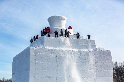 太阳岛巨型雪雕雪人先生开始雕刻