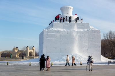 太阳岛巨型雪雕雪人先生开始雕刻