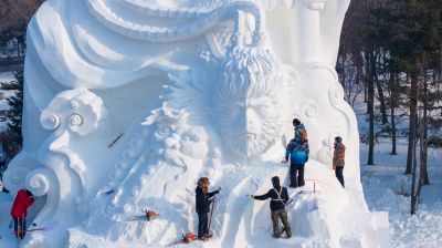 太阳岛雪雕悟空制作中