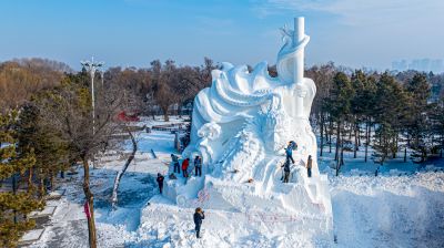 太阳岛雪雕悟空制作中