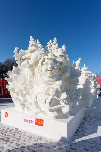 斯大林公园的三省一地职工雪雕比赛