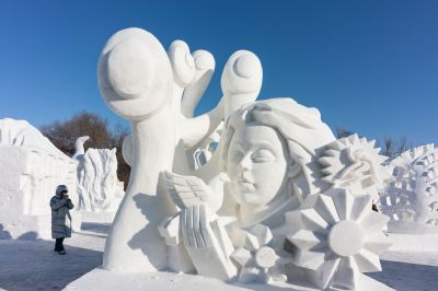 斯大林公园的三省一地职工雪雕比赛