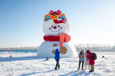 严家岗农场八百雪人迎客来