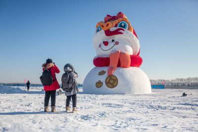 严家岗农场八百雪人迎客来