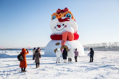 严家岗农场八百雪人迎客来