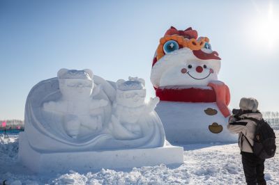 严家岗农场八百雪人迎客来