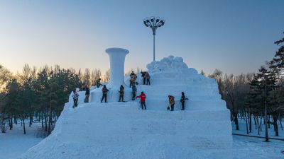 太阳岛雪博会雪雕制作中