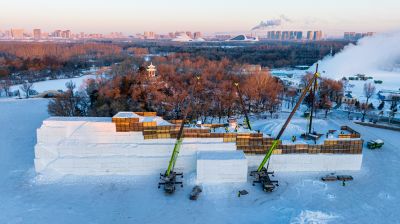 太阳岛雪博会雪雕制作中
