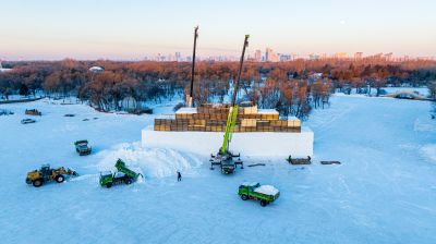 太阳岛雪博会雪雕制作中