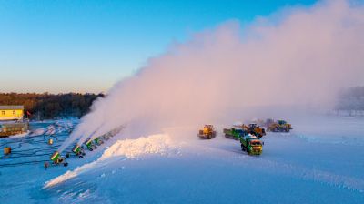 太阳岛雪博会雪雕制作中