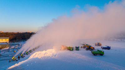 太阳岛雪博会雪雕制作中
