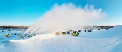 太阳岛雪博会雪雕制作中
