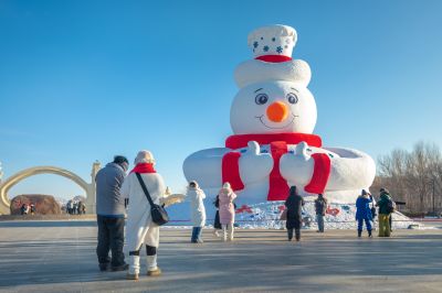 太阳岛广场大雪人