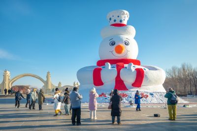 太阳岛广场大雪人