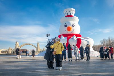 太阳岛广场大雪人