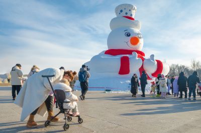 太阳岛广场大雪人