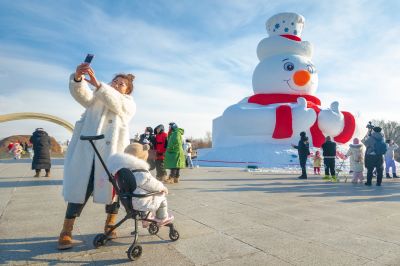太阳岛广场大雪人
