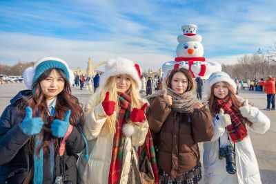太阳岛广场大雪人