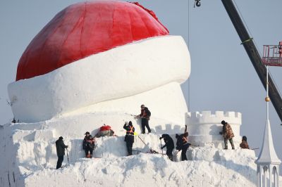 制作中的音乐厅大雪人
