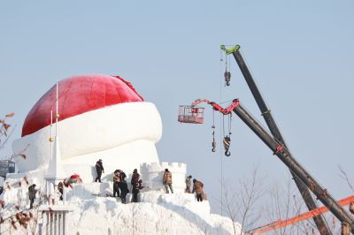 制作中的音乐厅大雪人