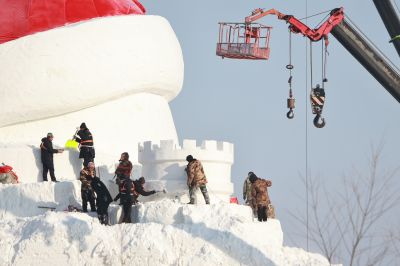 制作中的音乐厅大雪人