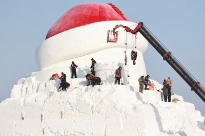 制作中的音乐厅大雪人