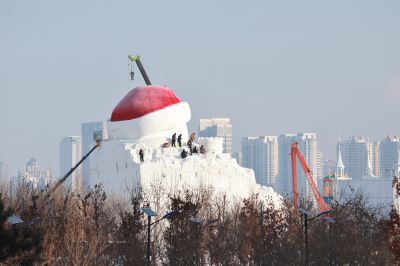 制作中的音乐厅大雪人