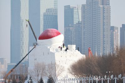 制作中的音乐厅大雪人