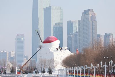 制作中的音乐厅大雪人