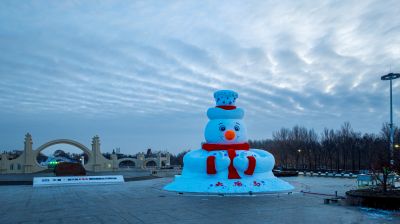 太阳岛雪博会雪雕制作中
