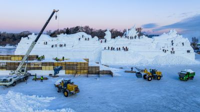 太阳岛雪博会雪雕制作中