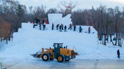 太阳岛雪博会雪雕制作中