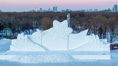 太阳岛雪博会雪雕制作中