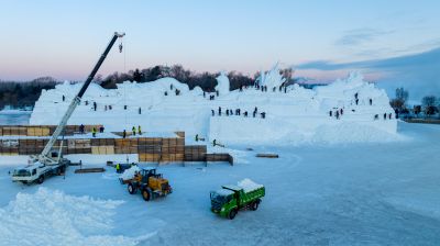 太阳岛雪博会雪雕制作中