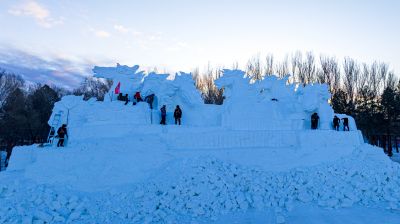太阳岛雪博会雪雕制作中