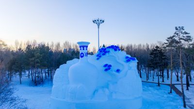 太阳岛雪博会雪雕制作中