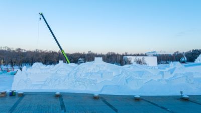 太阳岛雪博会雪雕制作中