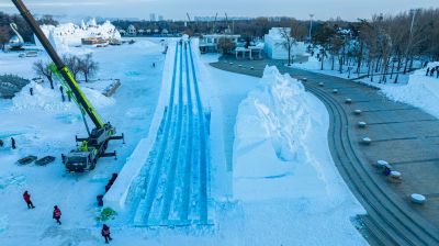 太阳岛雪博会雪雕制作中